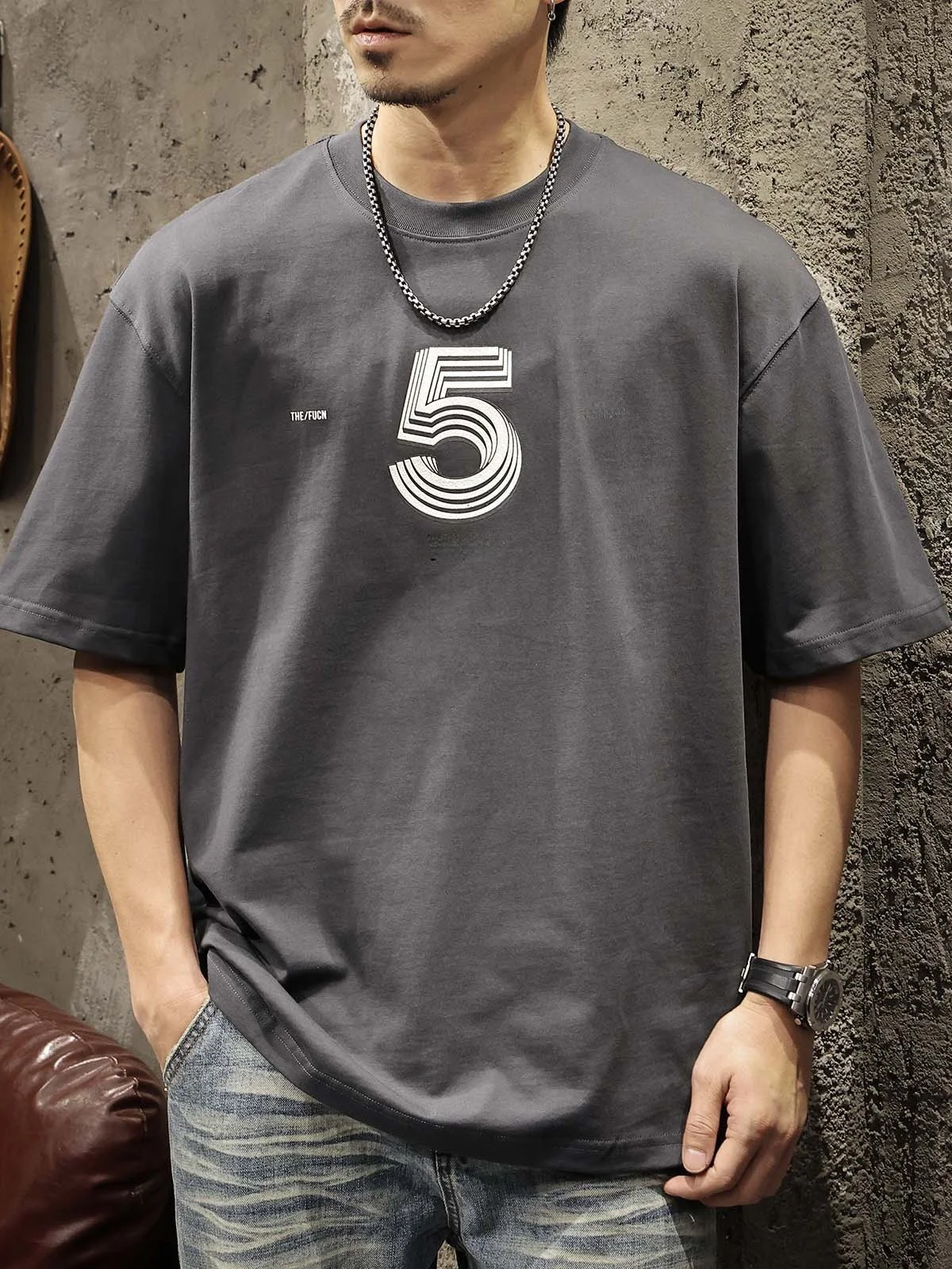 バンドカラーシャツ おじさん ロゴプリント半袖Tシャツの実用性と着用ガイド