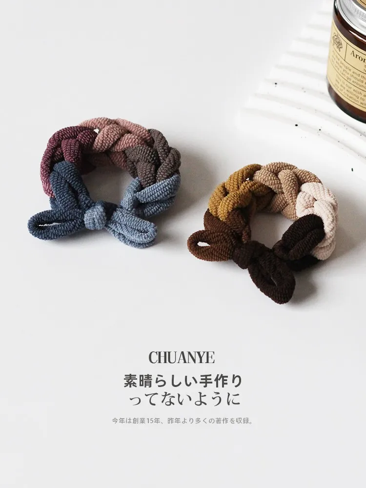 崩れにくいヘアアレンジを実現するには、ゴムだけのシンプルなまとめ髪が鍵？