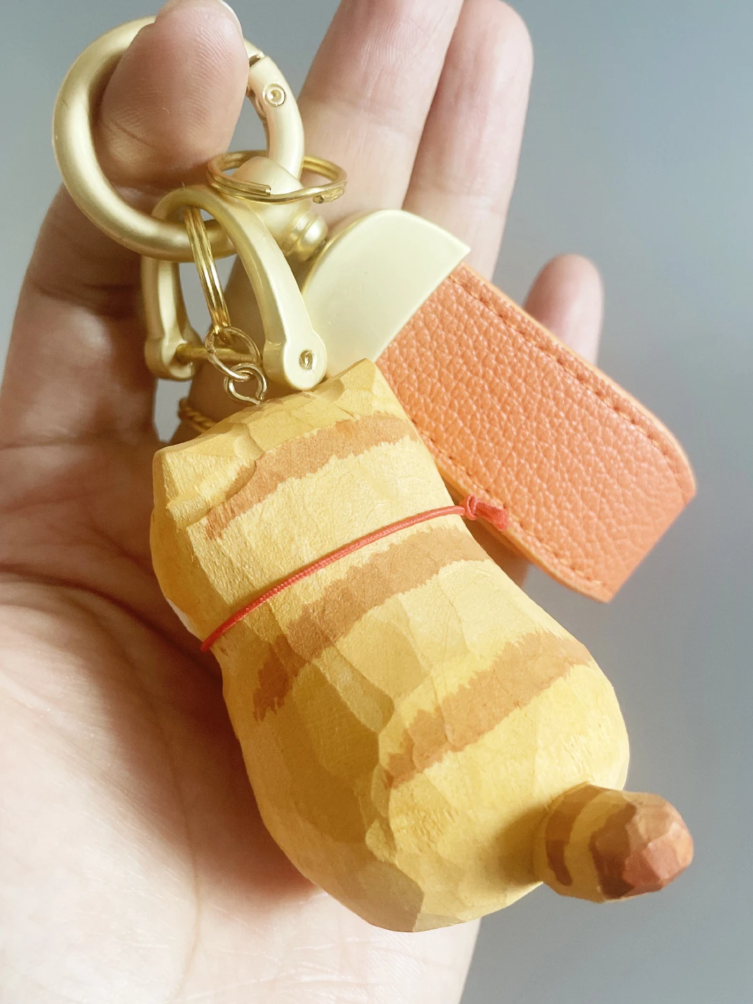 手作り彫刻の木製オレンジ猫キーホルダー：カーグッズおすすめの軽量かつ高品質な車載ギフト