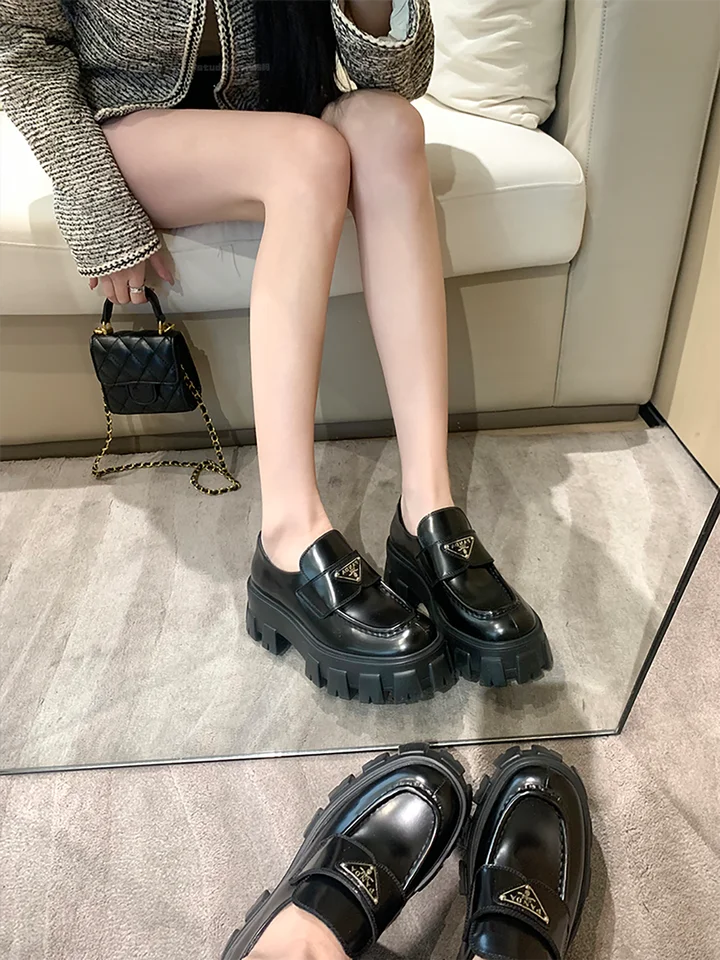 厚底ローファー【女性用・三角ロゴ・春秋用・一足で履ける・セクシーなデザイン】