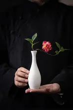 白瓷製 小型花瓶【陶器製・テーブルトップ用・ドライフラワー用】