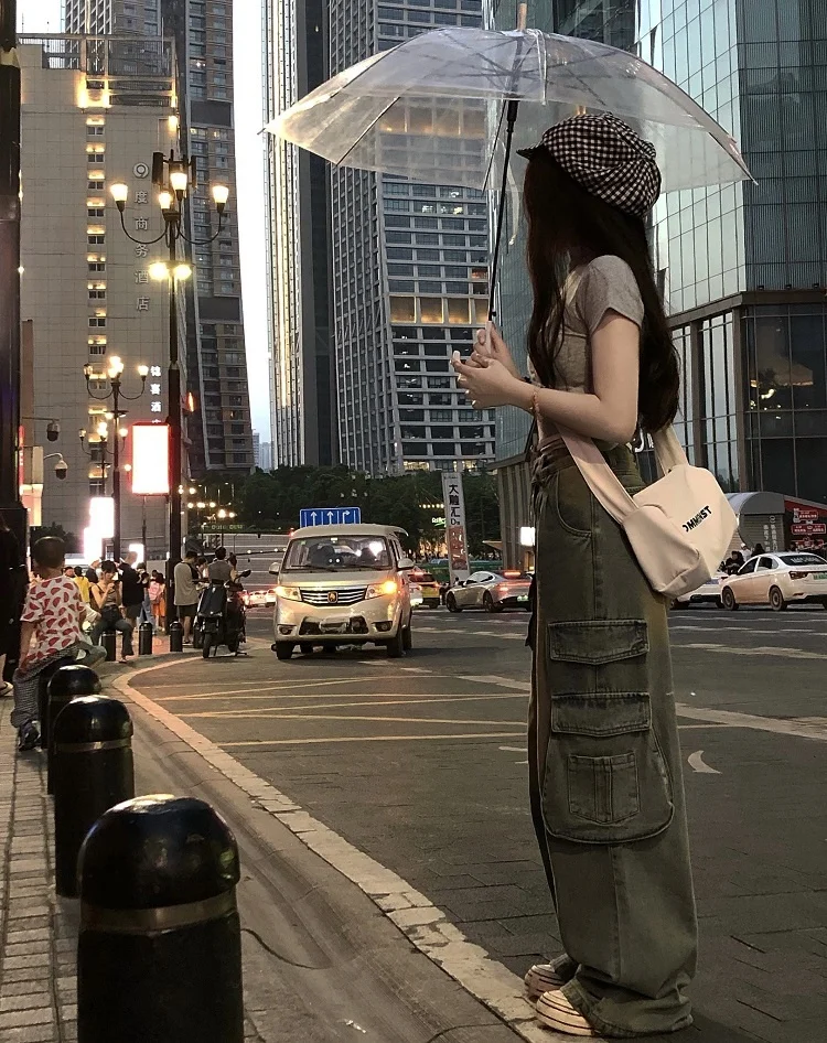 ブラックデニム コーデ 失敗しない配色のコツ | グレープパープルワークパンツで自然なバランスを実現