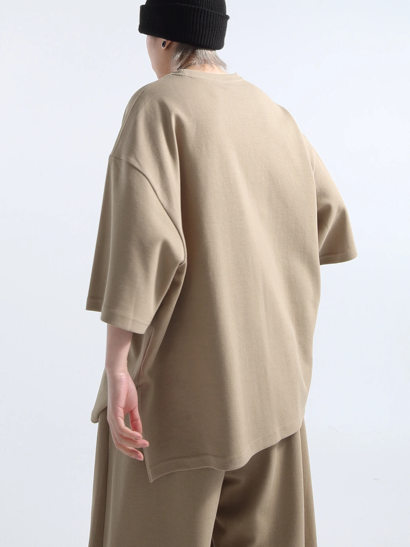 オーバーサイズTシャツとワイドレッグパンツのセットアップ  ：Genderneutralのビッグシルエットスタイルとは