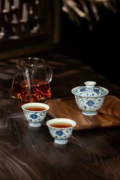三勤堂 青花手描き 蓋碗【蓮の模様・高級陶磁器・家庭用茶器】