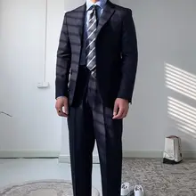 深い青のビジネスフィットスーツ