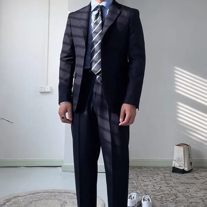 深い青のビジネスフィットスーツ