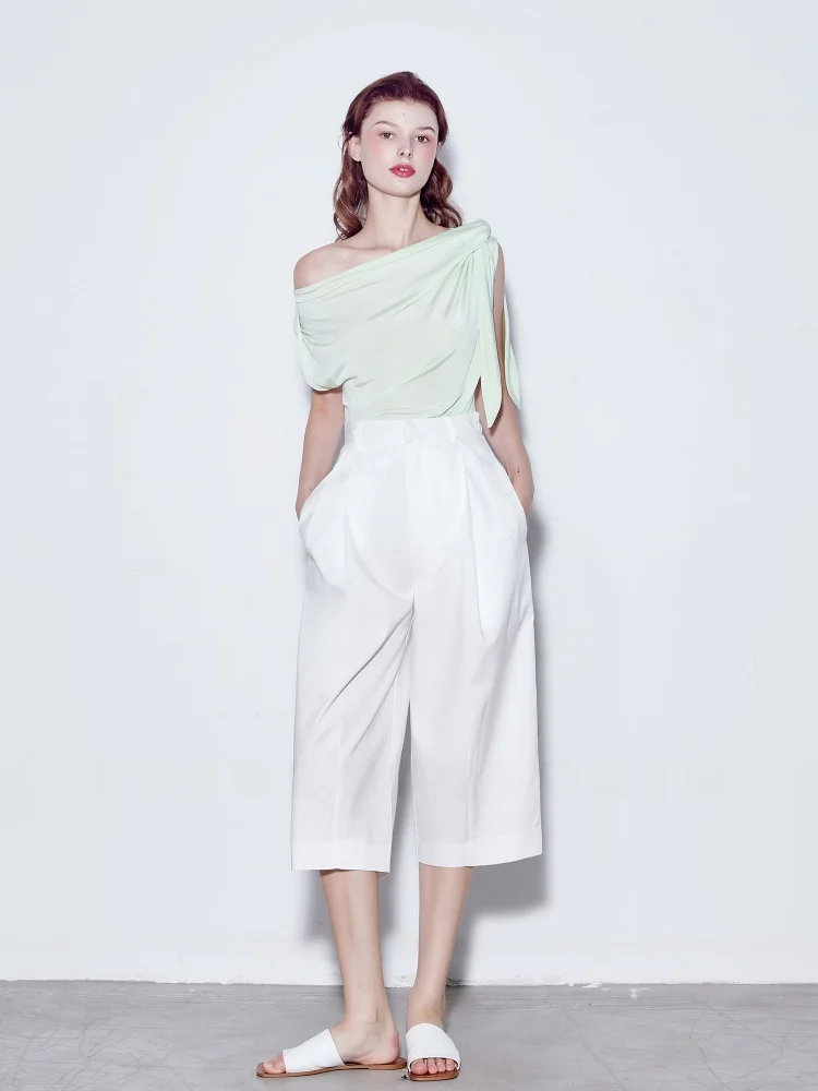 斜め肩ニットトップ：off shoulderデザインの法式エレガンスと高弾力素材の実用性