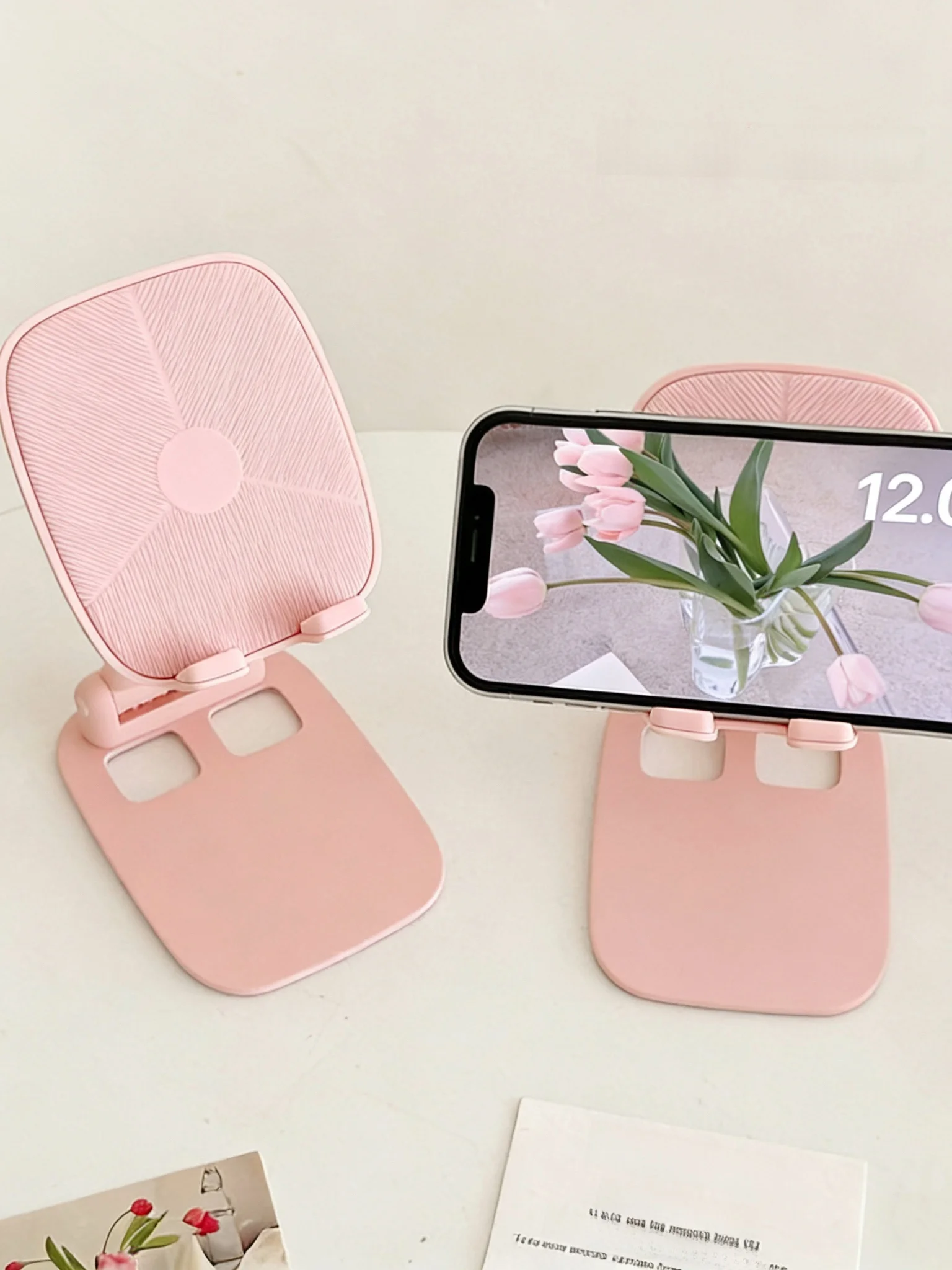 昇降式スマホ＆タブレットスタンド：リモートワークで画面の見える範囲を広げる最適なデスクガジェット