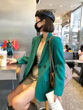 ダブルブレストデザインのコーヒー色ジャケット【シルエットを引き立てるスリムフィット】