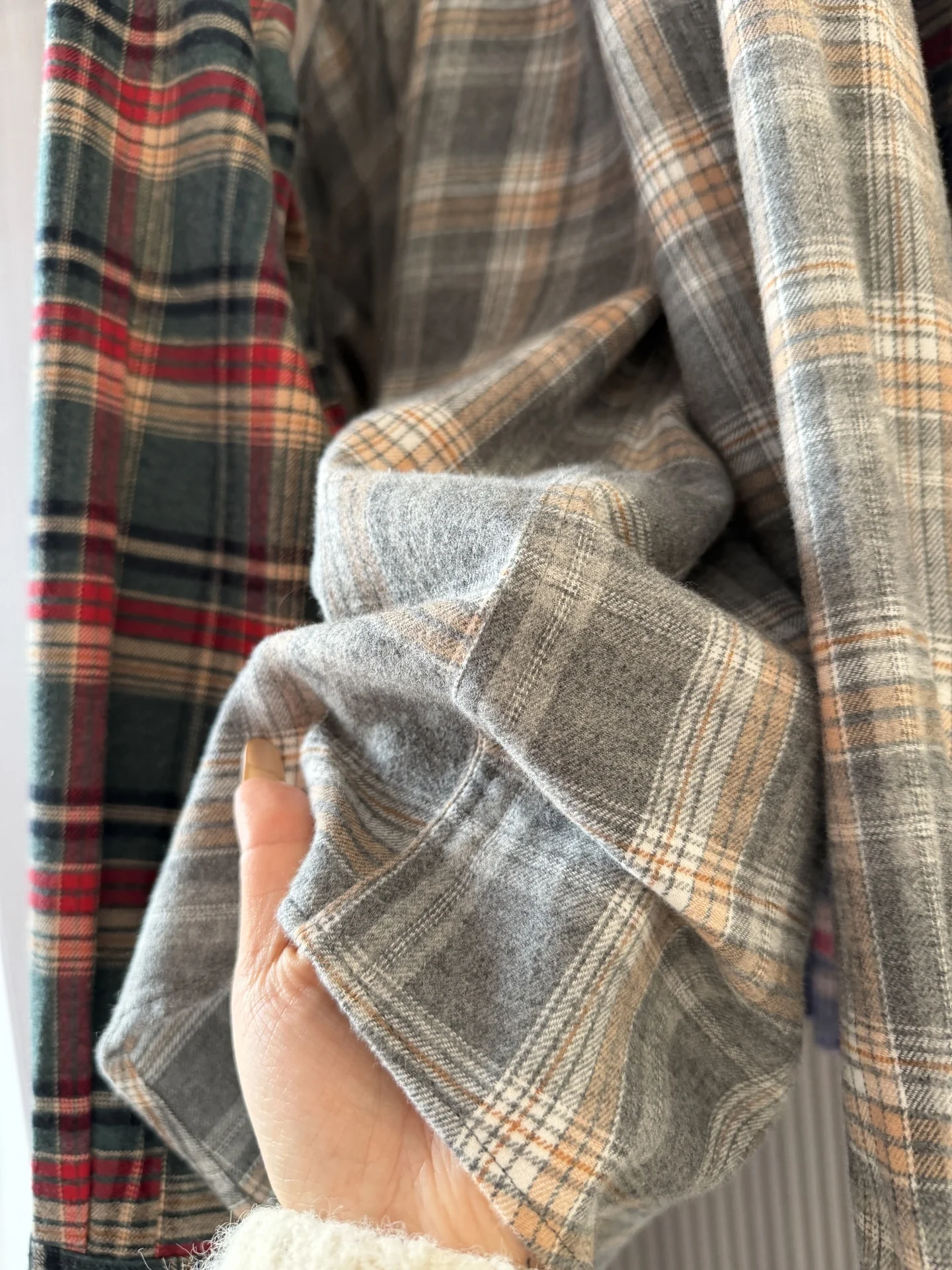ロングシャツを春と秋に着るなら、どんなチェック柄が最適？