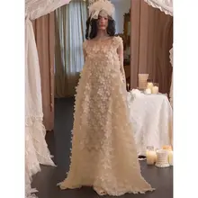華やかな立体花デザインのウェディングガウン【高級感ある軽やかなおしゃれ・ドレスにも対応】