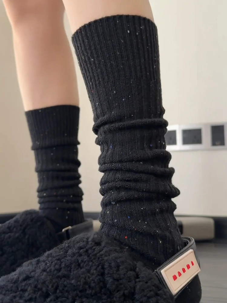 黒のトップスは本当に必要？シンプルさと上品さが融合したコーデの鍵とは