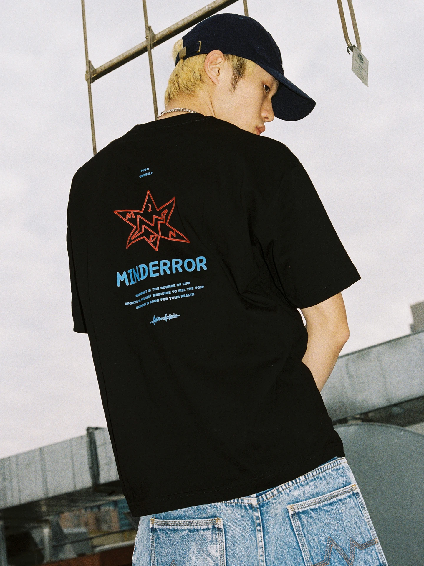 夏のメンズTシャツで迷うなら、赤い星柄が救う理由は？