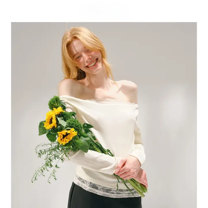 ロマンティックレイヤードデザインのショルダーレースTシャツ【ゆったりシルエット・オフショルダー】