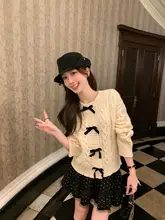 リボン付き白のマフラー編みニットカーディガン【レディース・秋冬用・デザイン性の高い】