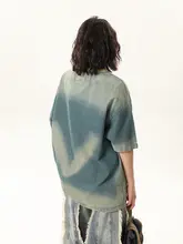 水洗い加工のデニム風刺繍入り半袖Tシャツ【ゆったりしたフィット・リトロデザイン】