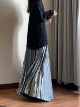 シルバー金属感のプリーツスカート【秋用・ロング丈・光沢仕上げ】