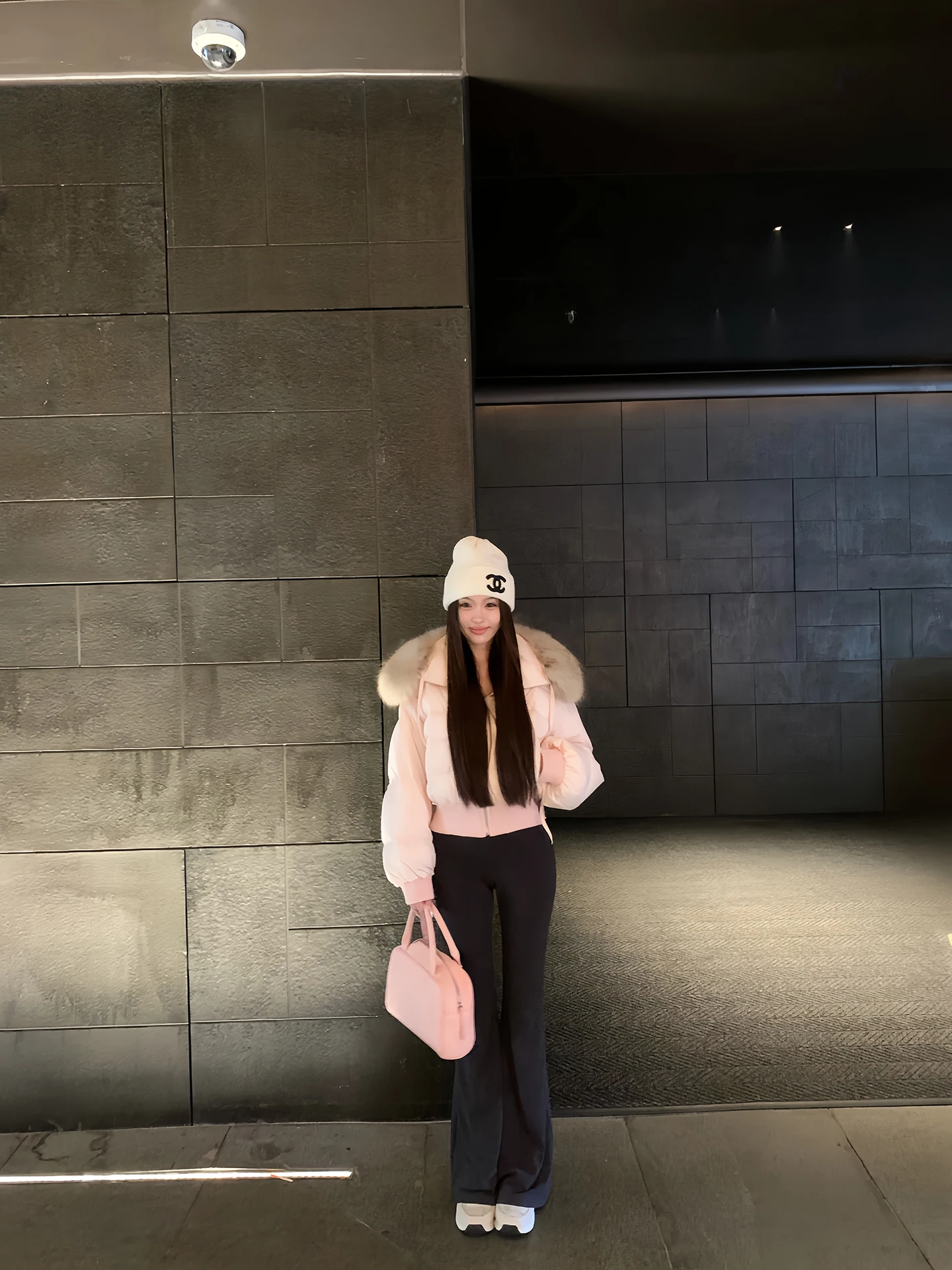 シルエットが綺麗なパンツ レディースはどう選ぶ？骨格ナチュラルに合う「深い灰色の微喇オールマッチパンツ」が解決する3つの理由