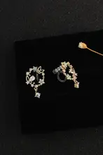 キラキラした蝶の花モチーフイヤリング【穴あけ不要・レトロスタイル・シンプル可愛い】