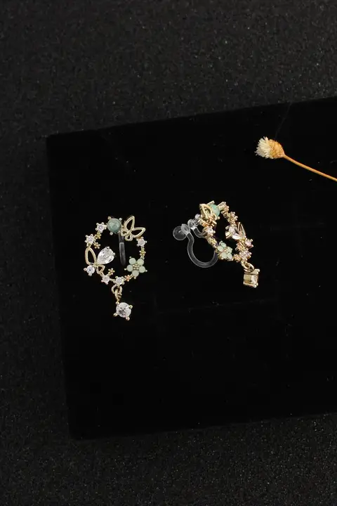 キラキラした蝶の花モチーフイヤリング【穴あけ不要・レトロスタイル・シンプル可愛い】