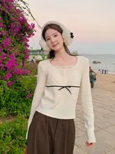 シンプルで可愛い！レース付きサワークリーム風ロングスリーブTシャツ【女性用・四角いネックライン】