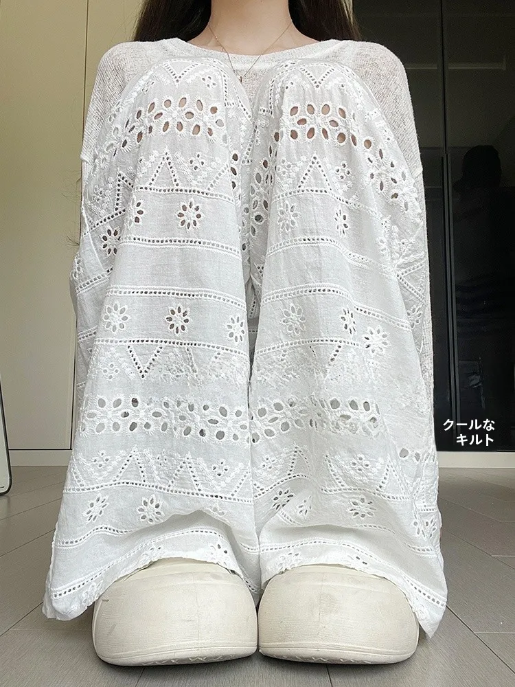 ワイドデニムと比べて、夏の通勤コーデにぴったりな「レースのハイウエストパンツ」は？