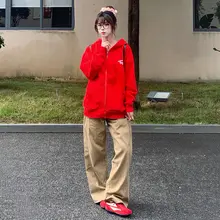 カジュアルな雰囲気の大人女子向けカーキ色ローボトムデニムパンツ【秋用・ストレート・ワイドシルエット】（セットアップ対応）