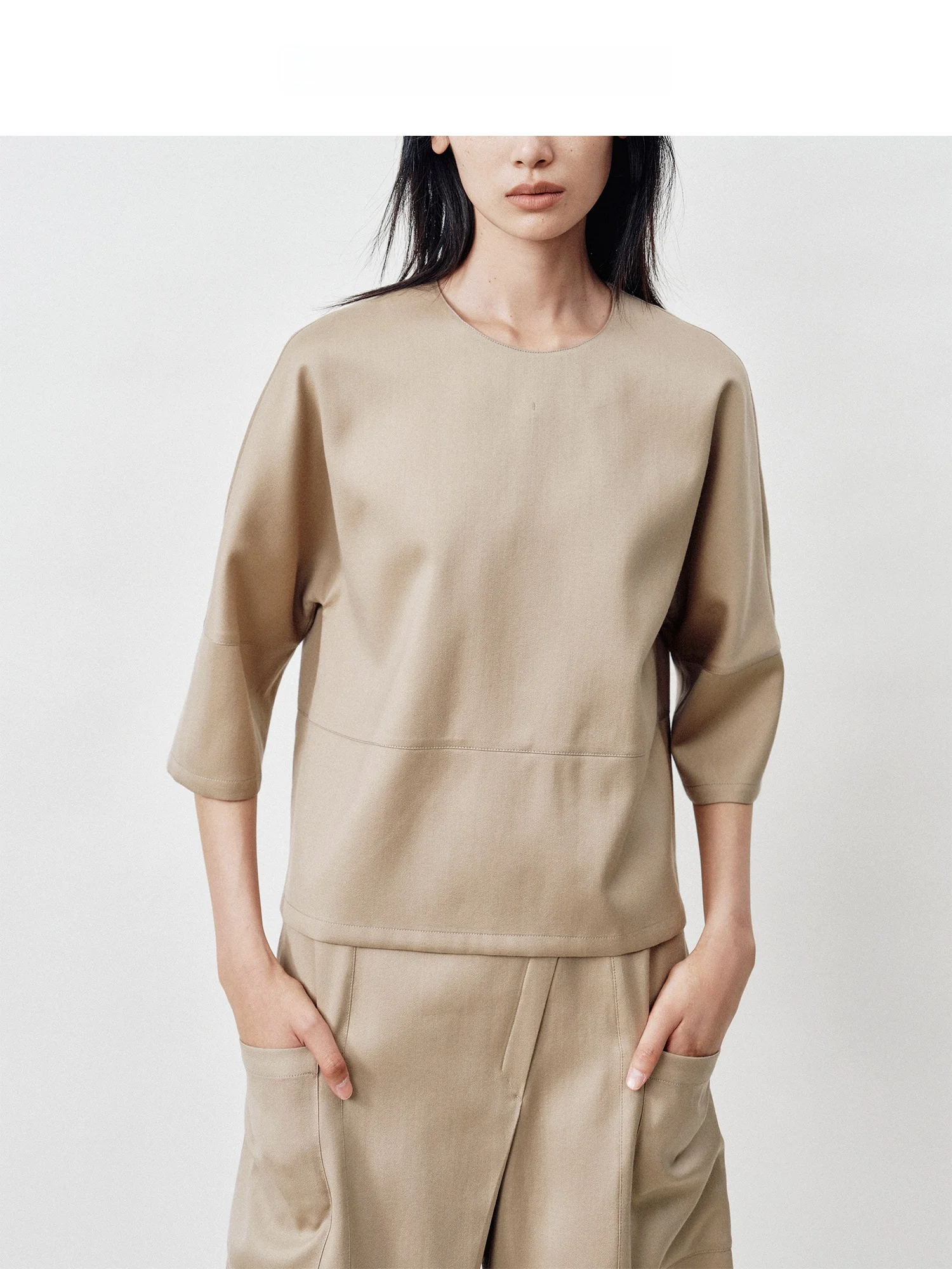 23度の春に着る服はどう選ぶ？気品と軽さを両立するセーターの選び方