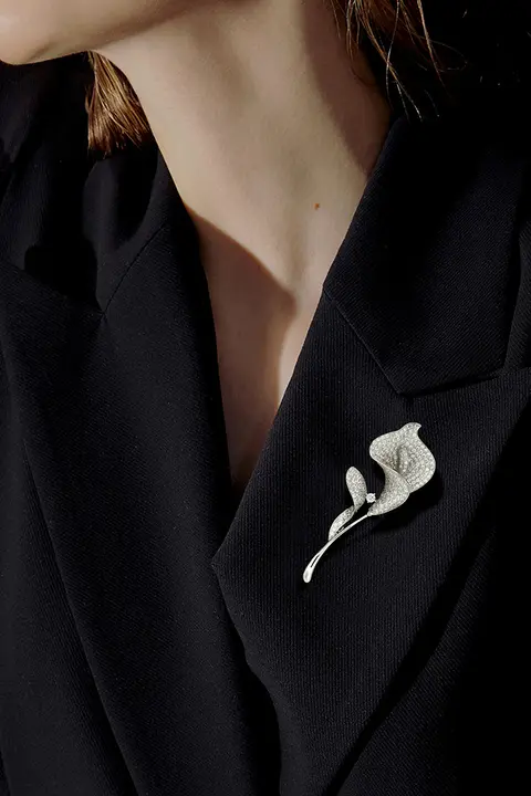 高級感あるパールデザインのブローチ【ファッションアクセサリー・スーツ用】