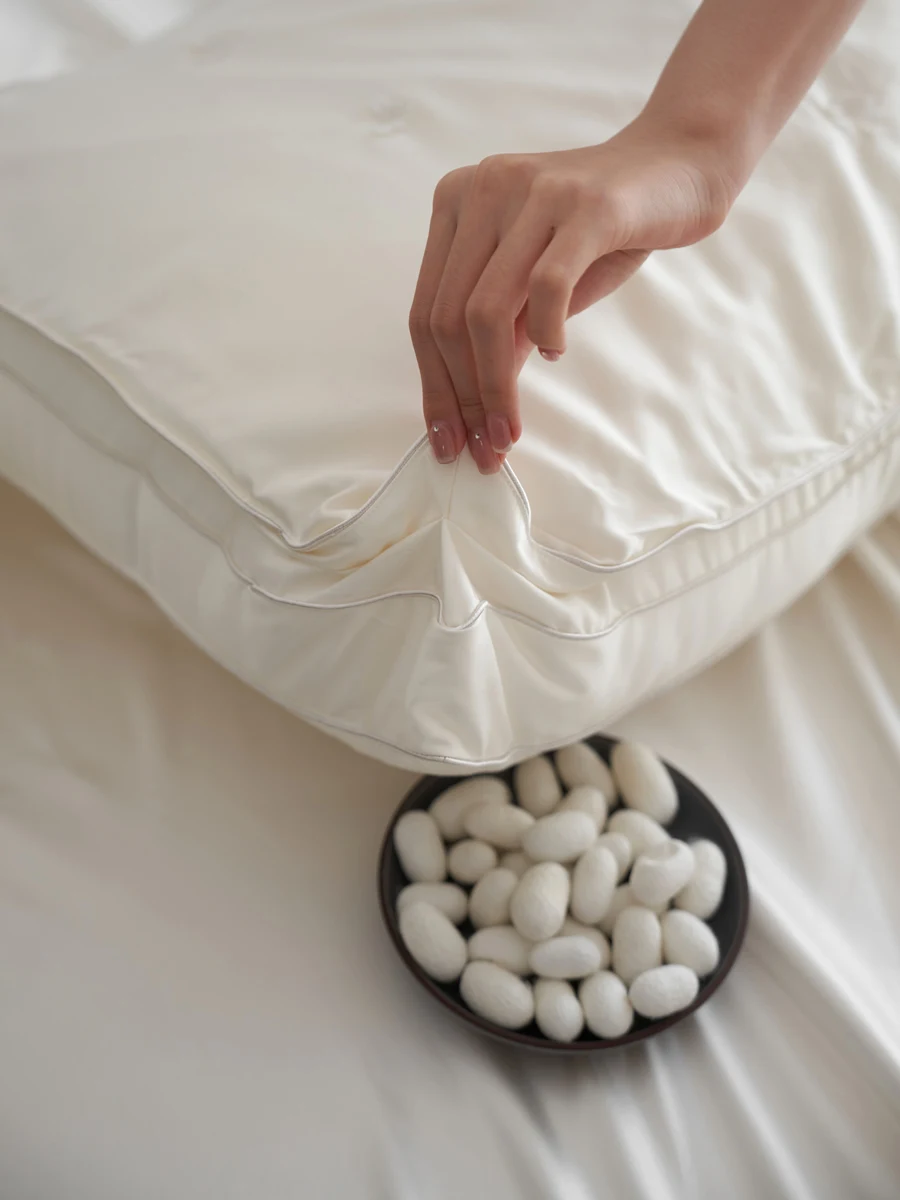 絹製ネックピロー：soft touchの柔らかさと抗菌機能が実現する首のサポート