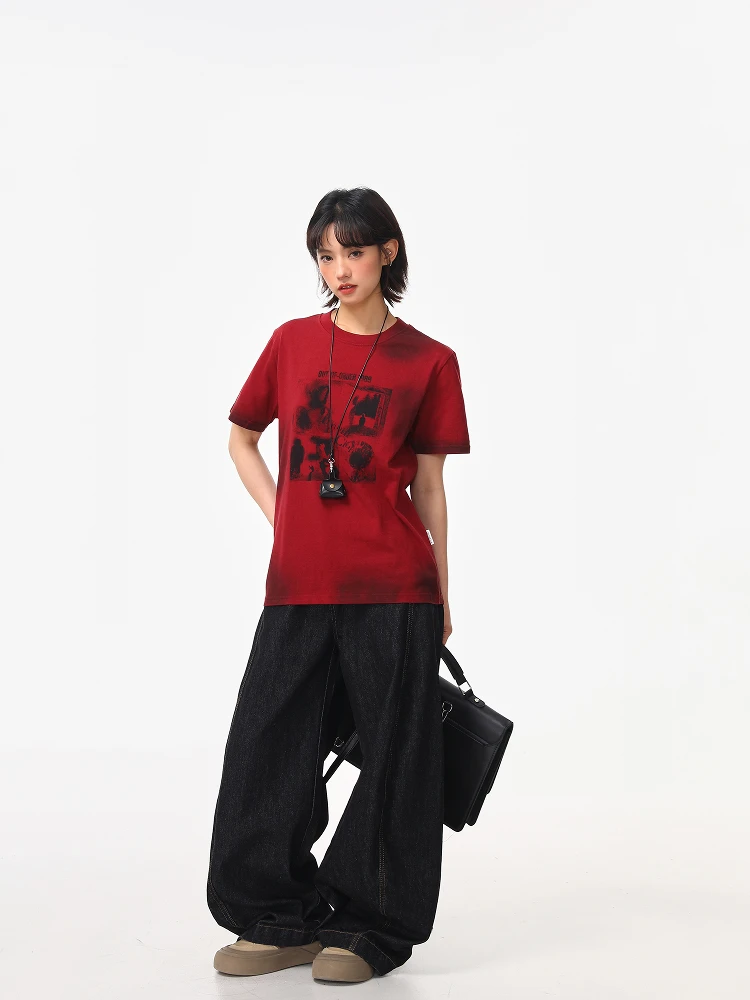 赤色プリントのショートスリーブTシャツ：ラウンドネックレディースのカジュアルスタイルとは