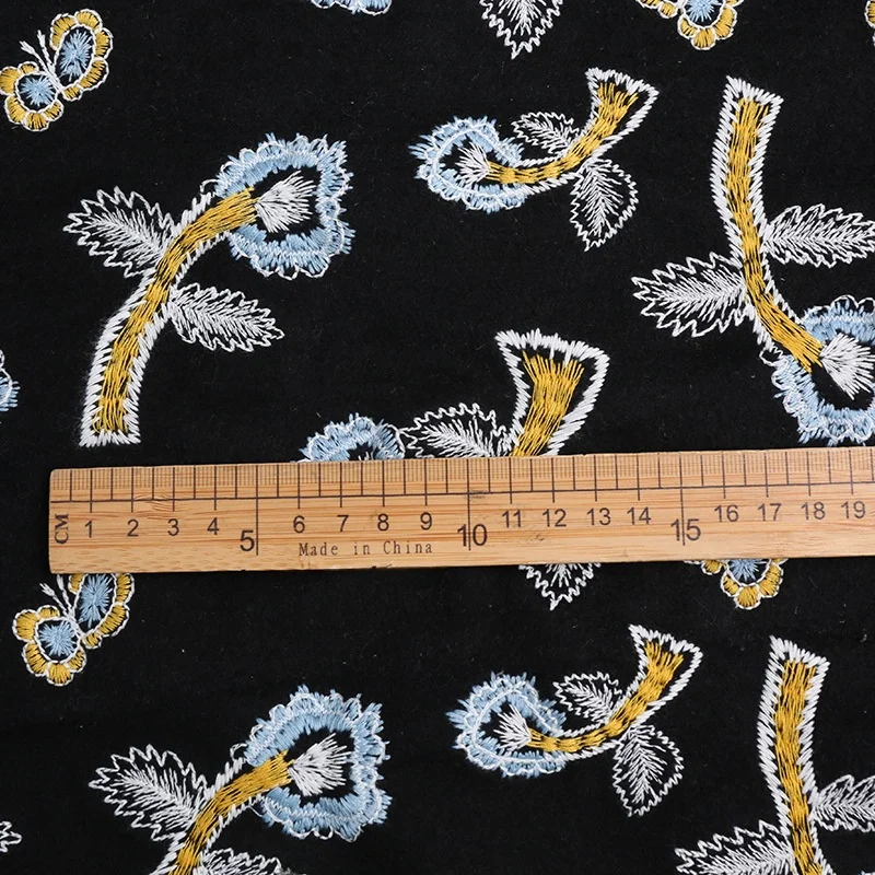 秋冬用ウールツイード生地【刺繍花模様・コットンリネン混】の特徴と実用性