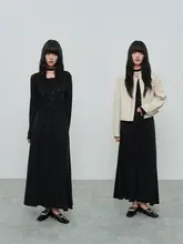 スタイリッシュなブラックトップスとスカートのコーディネート（セットアップ対応）