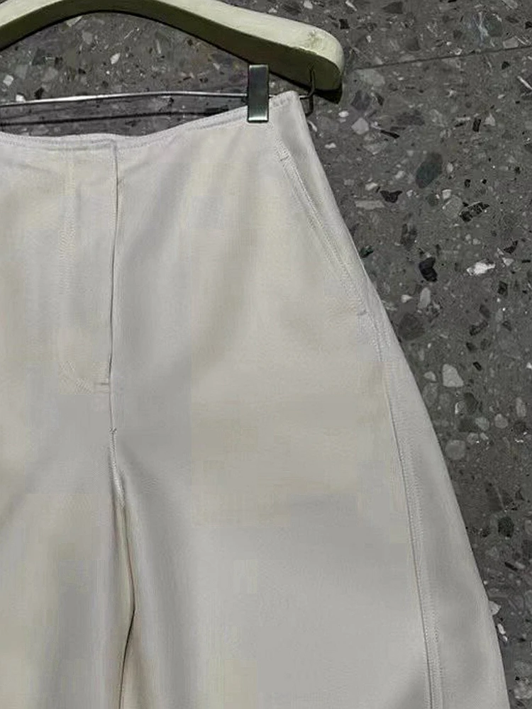 デザイン性抜群の弧型バナナパンツ：モダンおしゃれな通勤スタイルの実用性とバランス