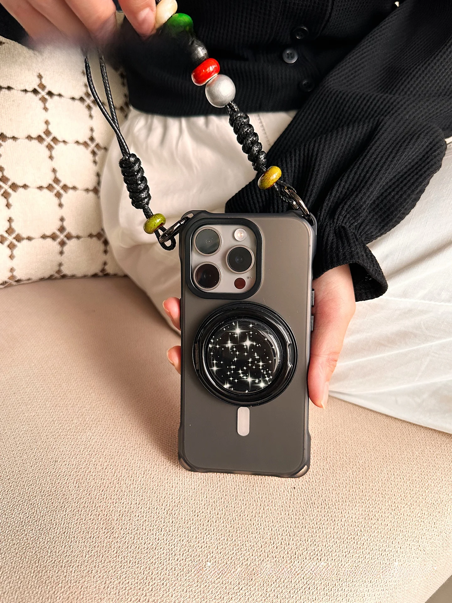マグネット吸着機能付きスマートフォンケース：スタンドとショルダーストラップで自由な持ち方を実現