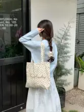 青い花柄のキャンバストートバッグ【大容量・肩掛け・カジュアル】
