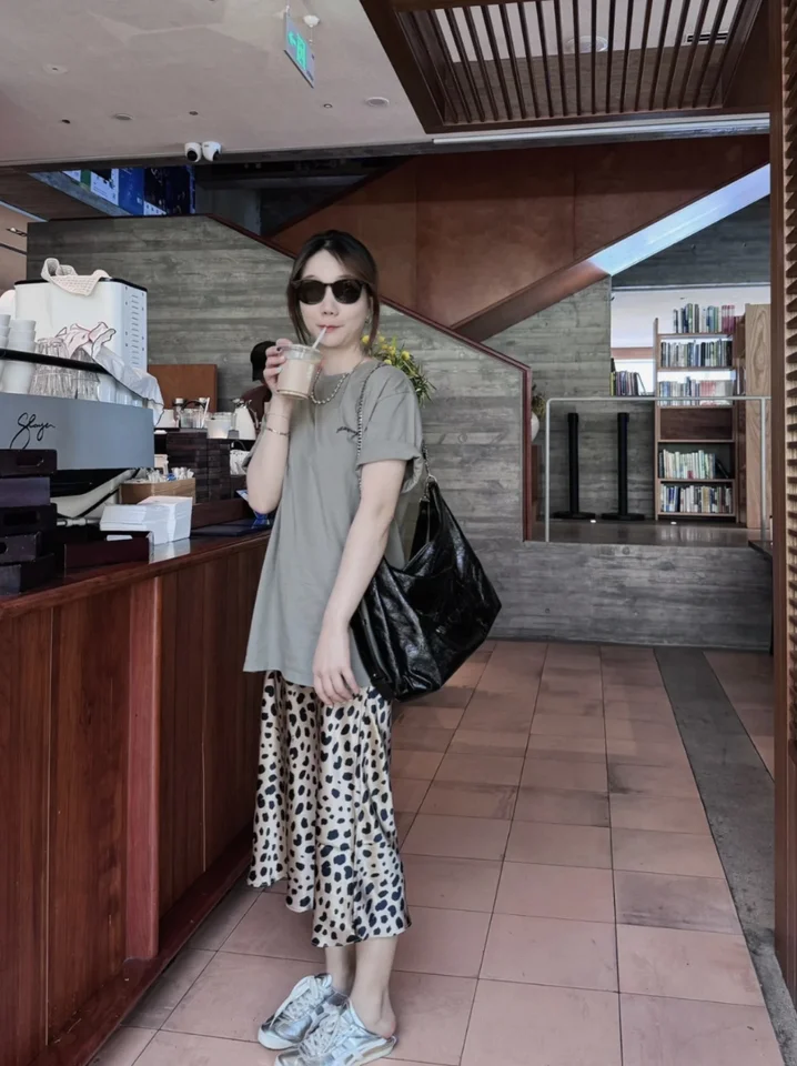 極上の柔らかさのサテン風豹柄ロングスカート【ウエストゴム・シンプルデザイン】（セットアップ対応）