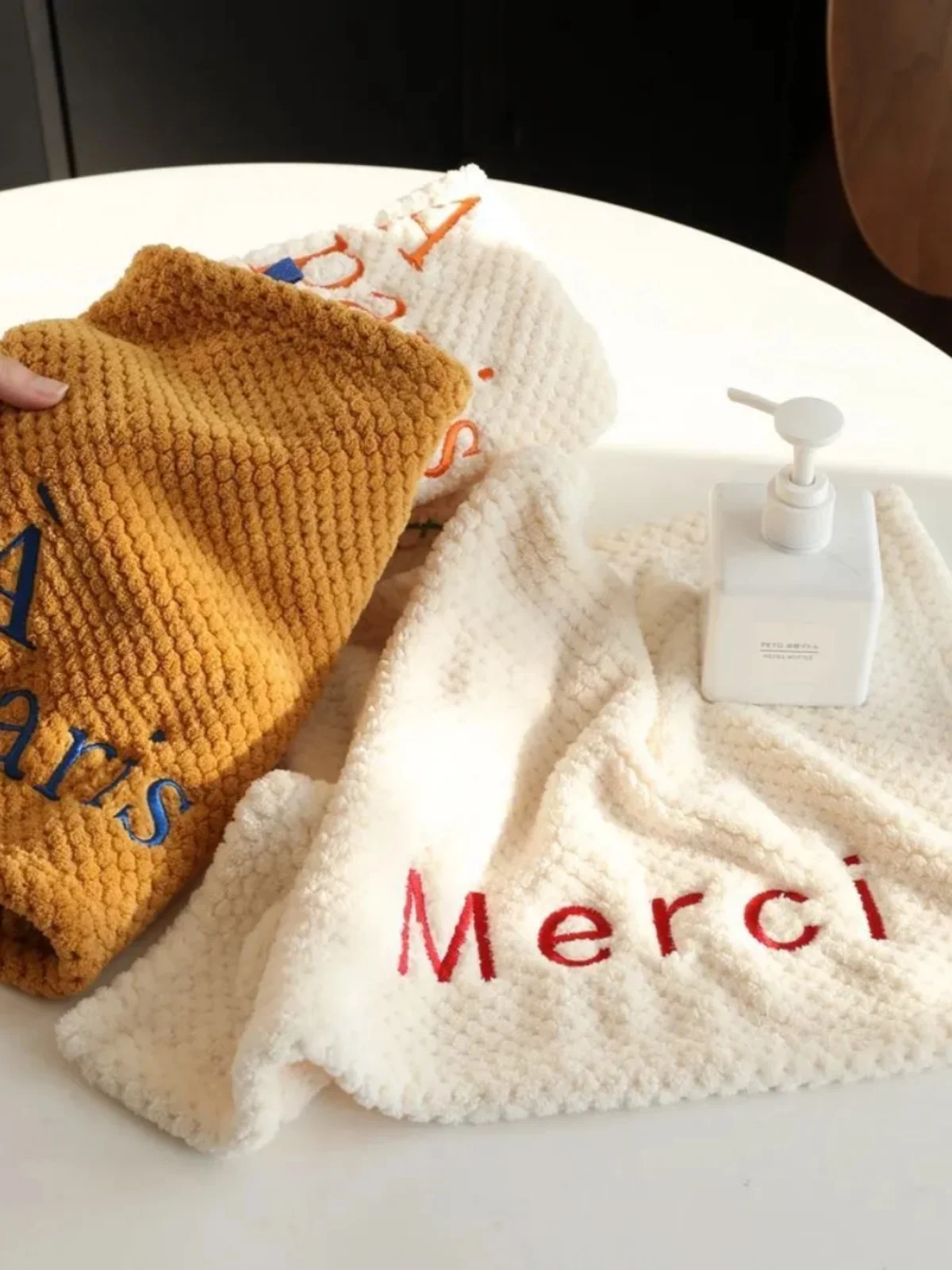 おしゃれなタオルを選ぶには？北欧風の刺繍ハンギングタオルが、日常の「ひととき」を彩る理由