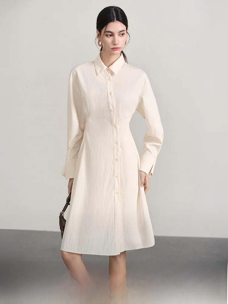独特なデザインのシャツワンピース【春用・カーディガン風】：レディース春服の機能性とコーディネートのバランスを解説