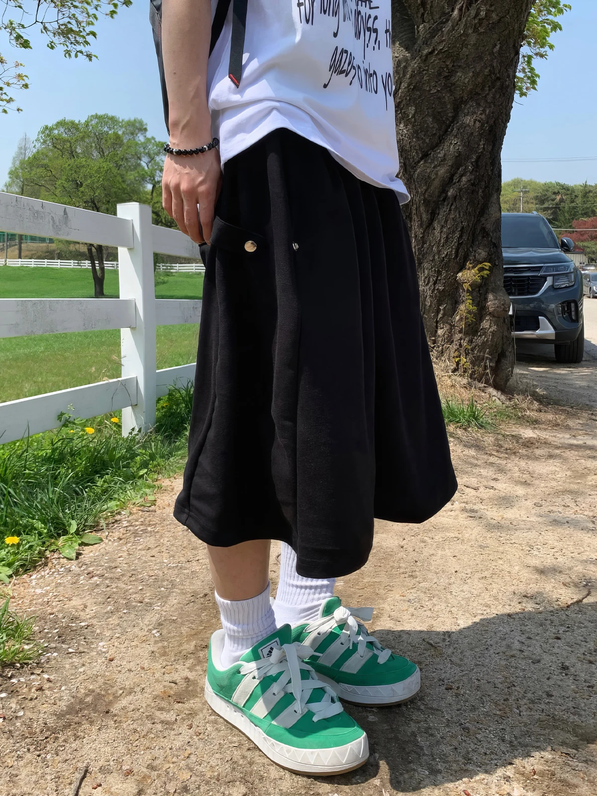 グレーコーデ メンズ 夏の着こなしに最適なハーフパンツ：798 Designの直筒ワイドレッグスタイル
