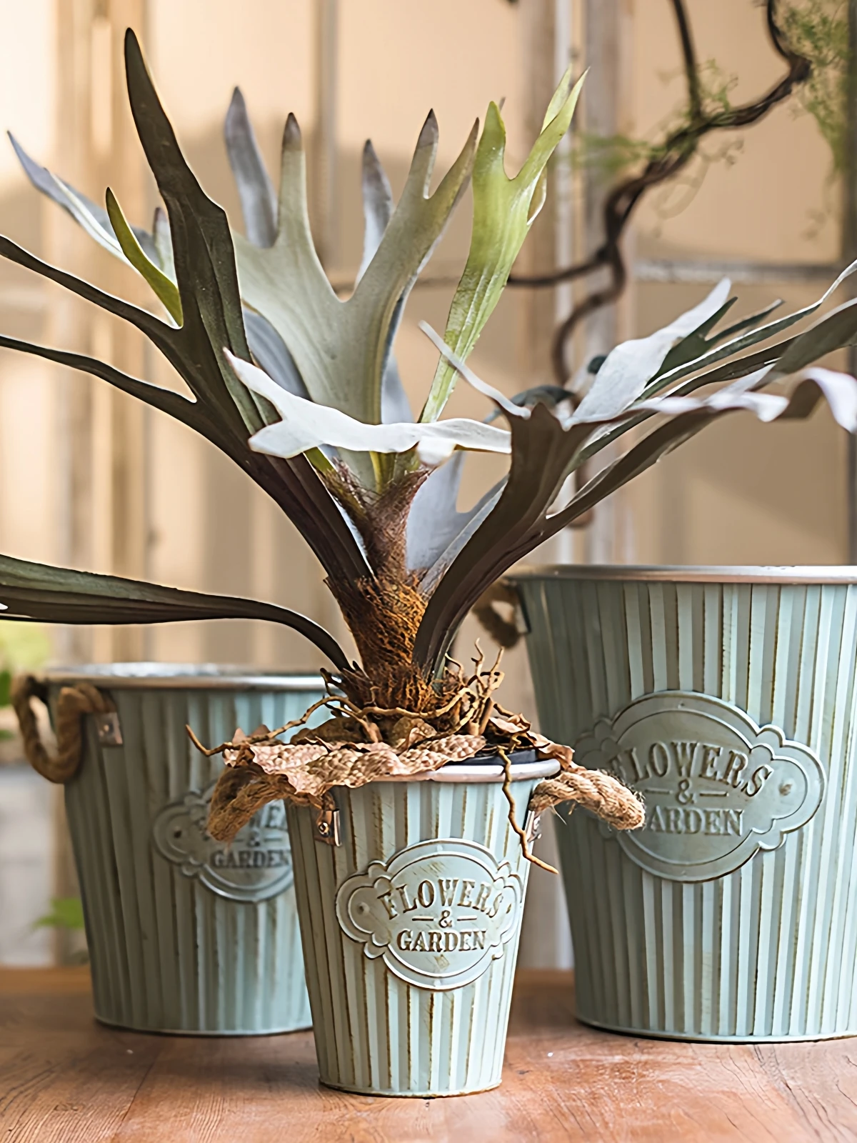 大型シダ植物の壁掛けディスプレイ：ウッドデッキ目隠しに最適な熱帯風造花の選び方