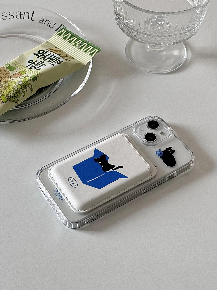 個性的黒猫イラスト磁気吸着カードケース：iPhone対応の透明アクリルケースの実用性と設計哲学