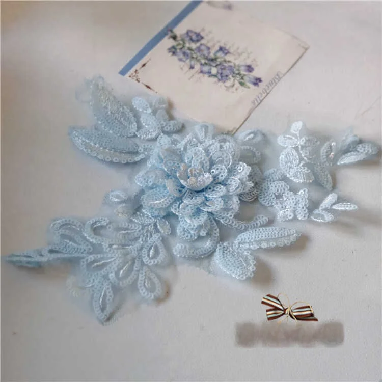 浅いブルーのビーズ刺繍フラワーレースパーツ：新古典スタイルの衣装アクセントとは