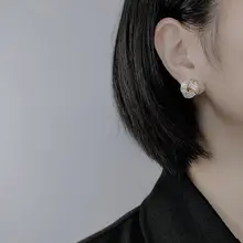 交差したデザインの耳なしフープピアス【白鹅绒・優雅な透かし模様】