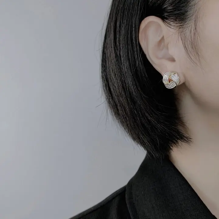 交差したデザインの耳なしフープピアス【白鹅绒・優雅な透かし模様】