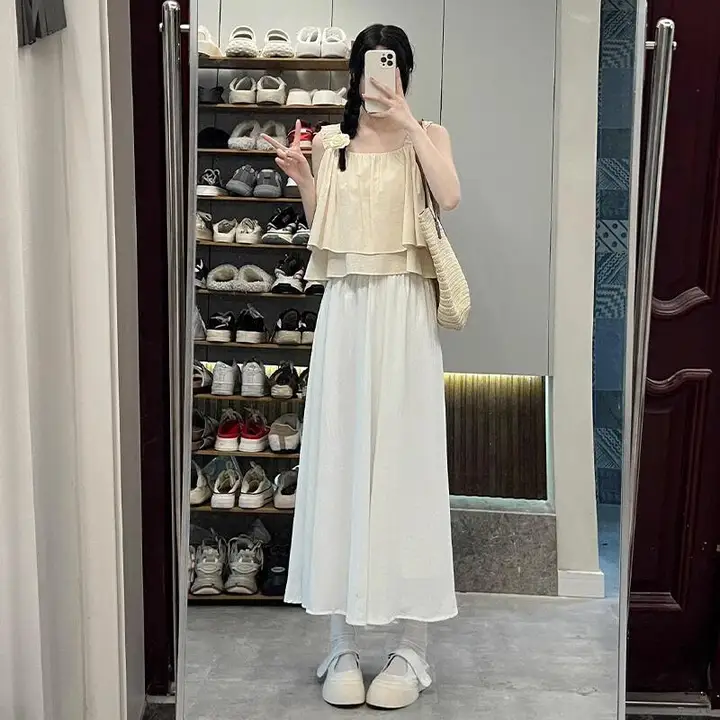 白色の高腰フレアパンツ【夏用・軽やかさ・広がりを帯びたデザイン】