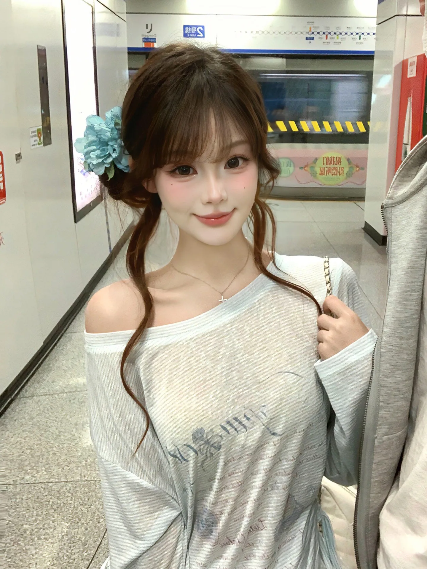 キャンパスファッションで「ダサい」を楽しむには？小柄女子にこそおすすめのオフショルダー・ミニスカートセットとは