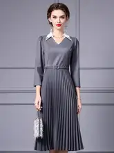 美しいデザインのグレーのプリーツワンピース【ビーズ装飾・フィット感あり・中長丈】