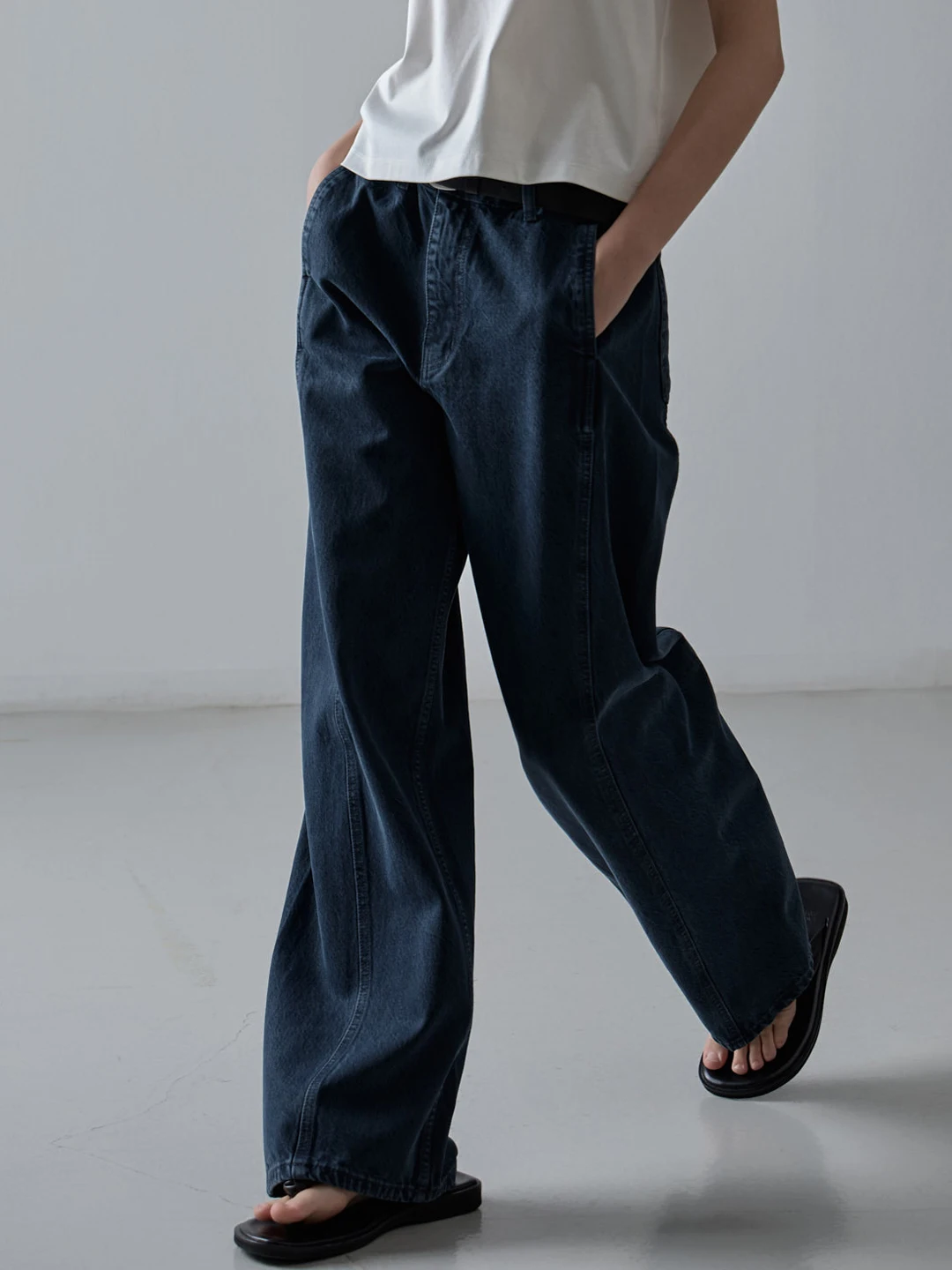 高腰デニムパンツ：夏用の柔らかさとストレートシルエットが実現するあったかデニムの選択肢