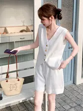 感のある白色ベストとショートパンツの夏用コーディネート（セットアップ対応）